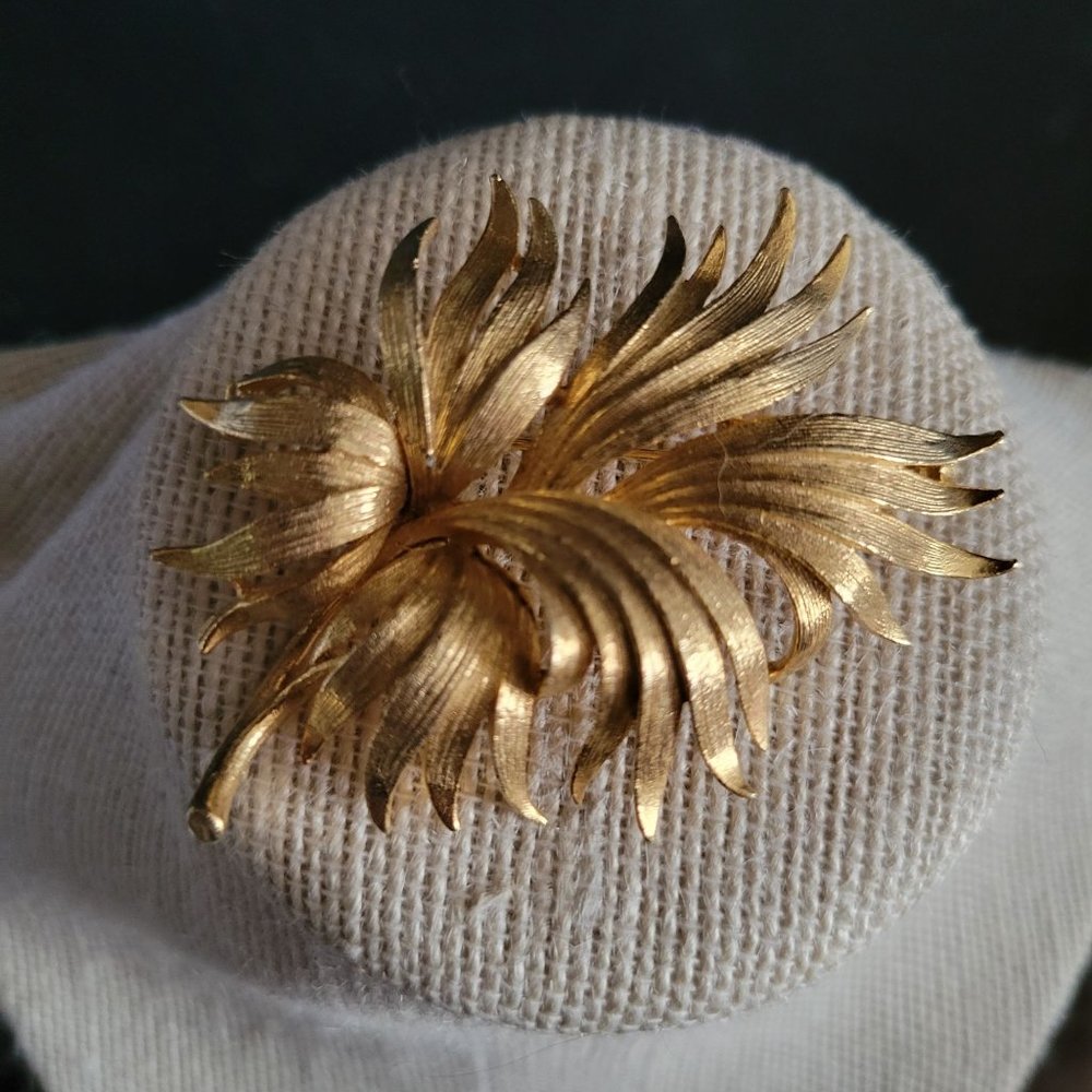 Vintage Usner Signed Gold Tone Swirl Flower Leaf Brooch Pin